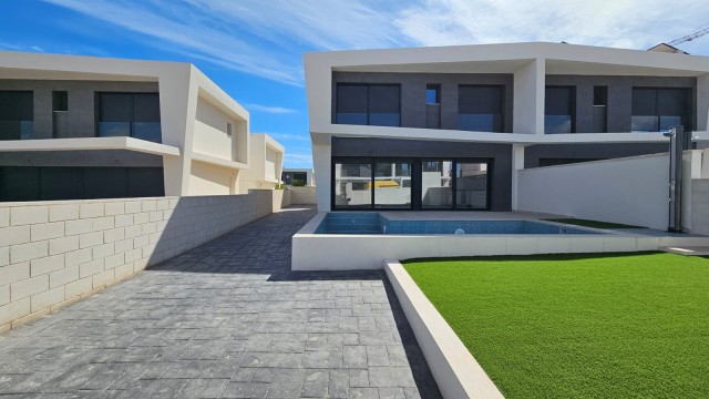 Villa Linda tweeondereenkapwoning met zwembad in Gran Alacant, Alicante, Costa Blanca Zuid, Spanje te koop.