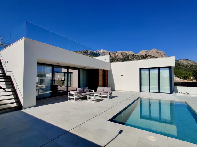 Polop – Nieuwbouwvilla .Vrijstaande chalets gelijkvloers in La Alberca op percelen van 434 m2 tot 467 m2. met prachtig uitzicht over de baai van Altea en de bergen in Polop de la Marina, Costa Blanca Noord, Spanje te koop