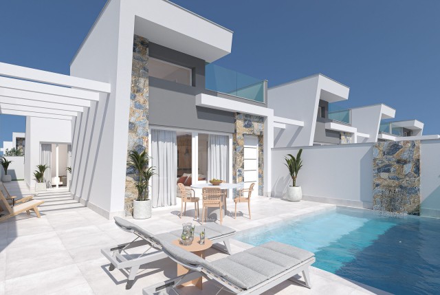 ***** Gelijk opleverbaar .Ruime villa in Golfresort met privézwembad en dakterras 1 km van het strand in Los Alcázares, Costa Cálida Murcia Spanje te koop