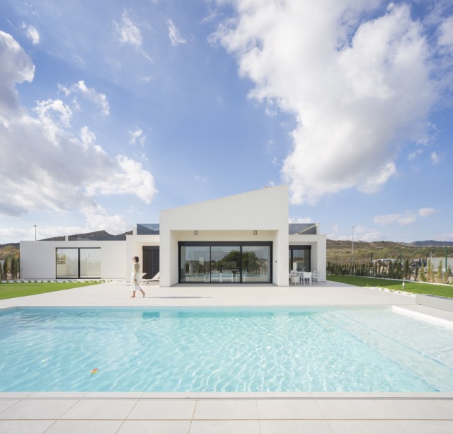Villa met spectaculair uitzicht op de golfbaan, de omringende bergen en het oneindige platteland op de achtergrond. Altaona Golf& Country village, Corvera, Costa Calida, Murcia Spanje te koop