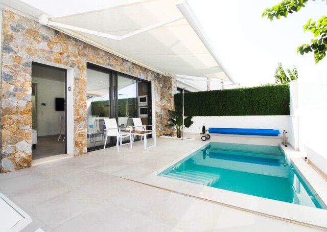 Uitzonderlijk. Onberispelijk resale huis. Prachtige half vrijstaande villa met zwembad en solarium /dakterras in Pilar de la Horadada, Costa Blanca Zuid, Alicante, Valencia Spanje te koop.