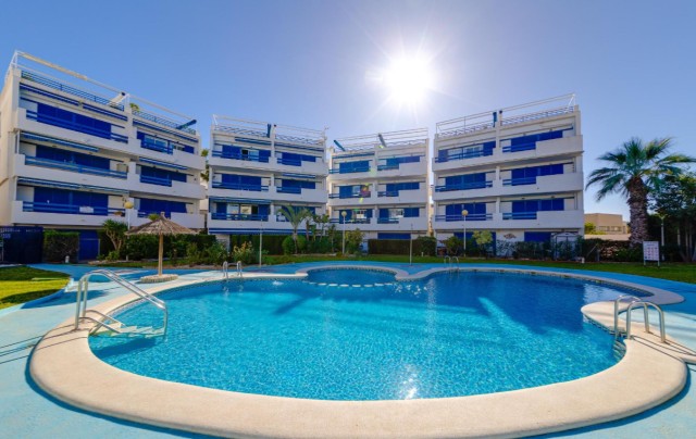 Appartement met prachtig uitzicht op zee en eigen parkeerplaats in wooncomplex met gemeenschappelijk zwembad en groene zones in Playa Flamenca, Orihuela Costa, Costa Blanca zuid, Alicante, Valencia, Spanje te koop.