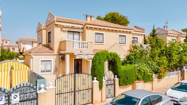 Instapklare duplex in Torrevieja, tuin, garage en op slechts 900 meter van de zee, Costa Blanca Zuid, Alicante, Spanje.