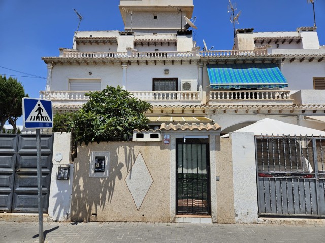 Charmant herenhuis in Nueva Torrevieja om op te knappen  met uitstekende ligging en privé buitenruimtes, Costa Blanca Zuid, Alicante, Spanje.