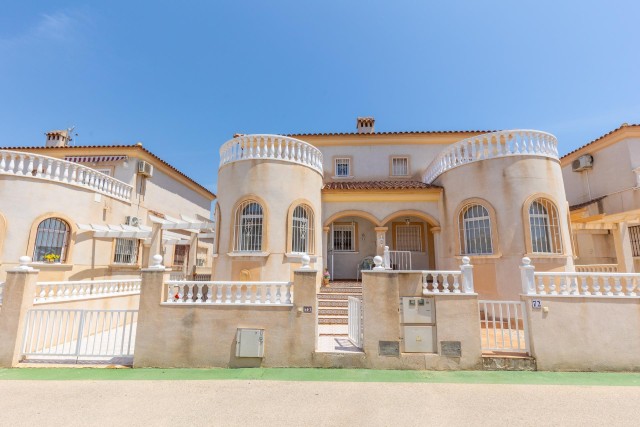 Charmante Rijtjeswoning in Aguas Nuevas op zoek naar wat liefde, Torrevieja, op het Zuiden Gelegen, met Patio en Parkeerplaats, Costa Blanca Zuid, Alicante, Spanje.