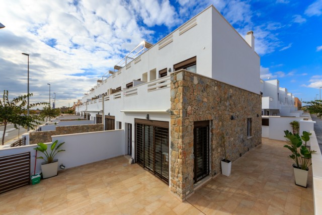 GELIJK OPLEVERBAAR Moderne nieuwbouw rijwoningen en halfvrijstaande villa’s in Pilar de la Horadada, met solarium, Costa Blanca Zuid, Alicante, Spanje.