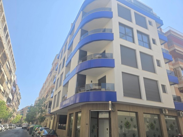 Modern luxe appartement met zeezicht en dakterras met zwembad, op slechts 200 meter van het strand, Torrevieja, Costa Blanca Zuid, Alicante, Spanje.