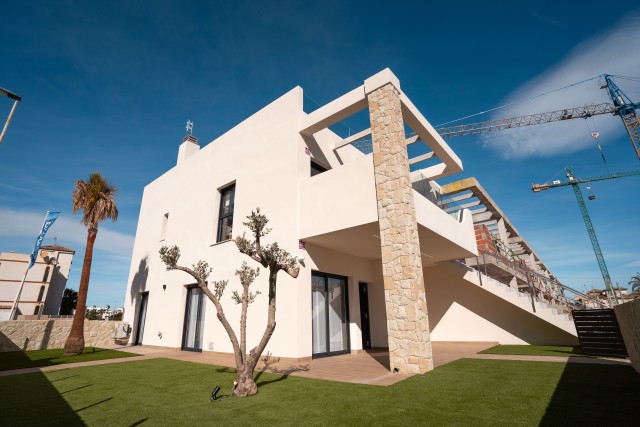 Nieuwbouw bungalow in Pilar de la Horadada, begane grond met privétuin, 5 km van de golfbaan, Zuid-Costa Blanca, Alicante.