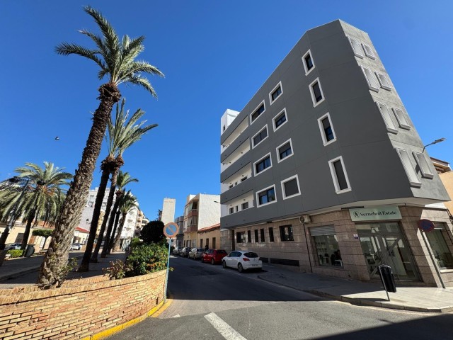Modern en volledig gerenoveerd appartement, op slechts 500 meter van de zee in een exclusieve woonwijk, gemeenschappelijk zonneterras met barbecue, Costa Blanca Zuid, Alicante, Spanje.