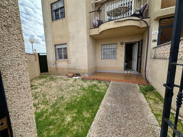 Bungalow op de begane grond met binnenplaats in Residencial Mirador III, een woning met veel potentieel gelegen in een van de meest gewaardeerde en rustige wijken van Torrevieja, Costa Blanca Zuid, Alicante, Spanje.