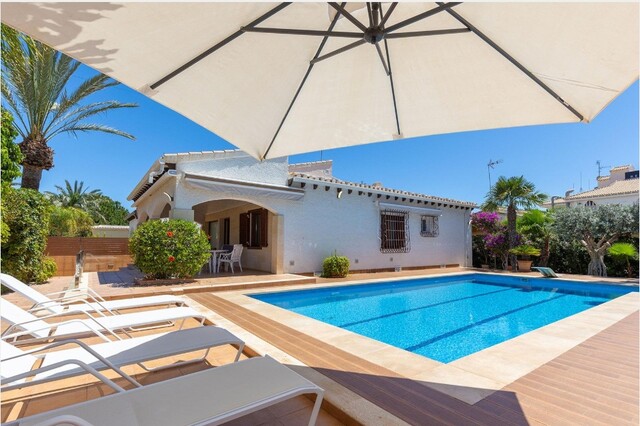 Villa met zwembad op slechts 500 meter van het strand Punta Prima, Torrevieja Costa Blanca Zuid, Spanje te koop