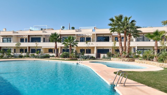 De perfecte combinatie van tuinen, zwembaden, solaria en open ruimtes in een privéomgeving op een steenworp afstand van de Middellandse Zee, begane grond met tuin, Torrevieja, Alicante, Spanje.