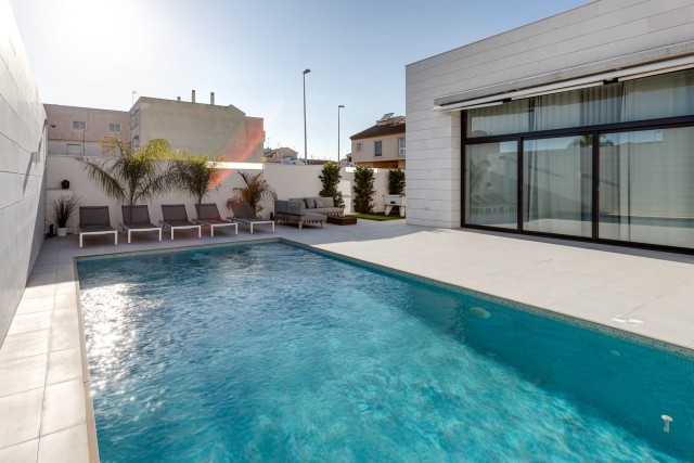 Exclusieve nieuwbouwwoningen met solarium en privézwembad, Pilar De La Horadada, Costa Calidad, Murcia, Spanje.