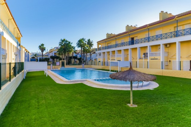 Op het oosten gelegen herenhuis met 2 slaapkamers en 2 badkamers met zeezicht gelegen in Res. Altomar, dichtbij het strand in Torrevieja, Costa Blanca Zuid, Spanje te koop