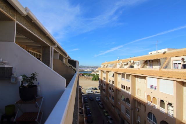 Prachtig Penthouse met groot terras naast het Parque de las Naciones in Calle Bilbao, Torrevieja