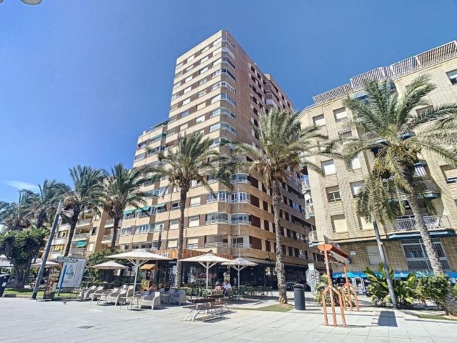 "Prachtig Appartement aan de Eerste Lijn van de Paseo Juana Paricio, in het La Paz Gebouw, Torrevieja aan de Costa Blanca"