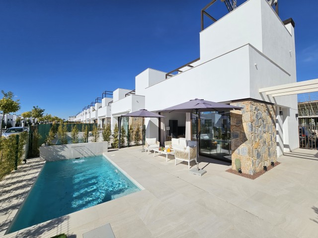 RESALE Magnifieke luxe Resale villa in Santa Rosalia Life & Resort. Deze prachtige woning beschikt over 4 slaapkamers, 3 complete badkamers, een ruime woonkamer-eetkamer, een open keuken, een kelder, een privézwembad, een balkon en een solarium.