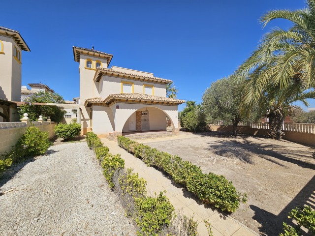 Charmante Hoekvilla op Slechts 800 Meter van Zee – El Pinet, La Marina (Alicante)