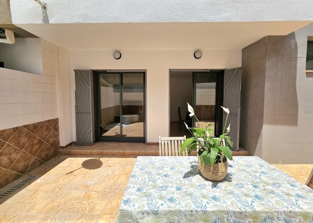 Unieke Kans: Hoekwoning (Quad) met Grote Overdekte Garage, Buitenkeuken met Barbecue & Privé Solarium in Aguas Nuevas – Torrevieja
We presenteren u deze charmante hoekwoning (quad), gelegen in de gewilde wijk Aguas Nuevas – Sector 25 in Torrevieja. De woning biedt veel ruimte, functionaliteit en een comfortabele mediterrane levensstijl – ideaal als permanente woning, vakantieverblijf of investering.